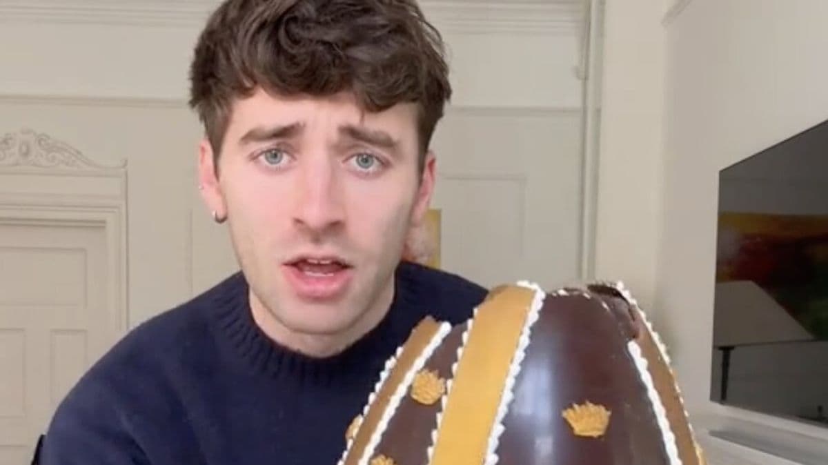 Foodie tries £750 Easter egg from Harrods and people are fuming at his reaction